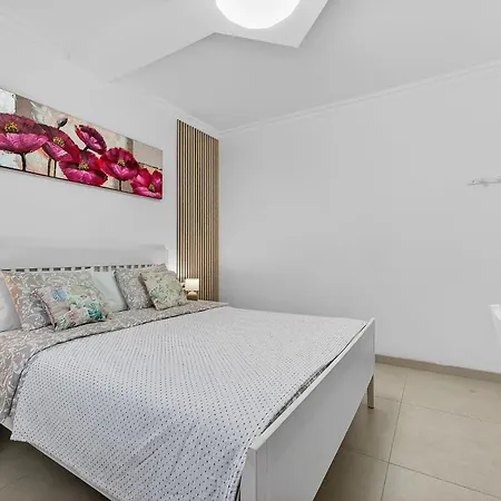 Two Bedroom Near The Ocean * Playa de las Américas